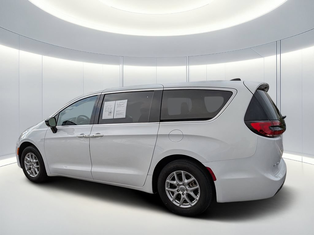 Used 2024 Chrysler Pacifica Touring-L FWD image 5