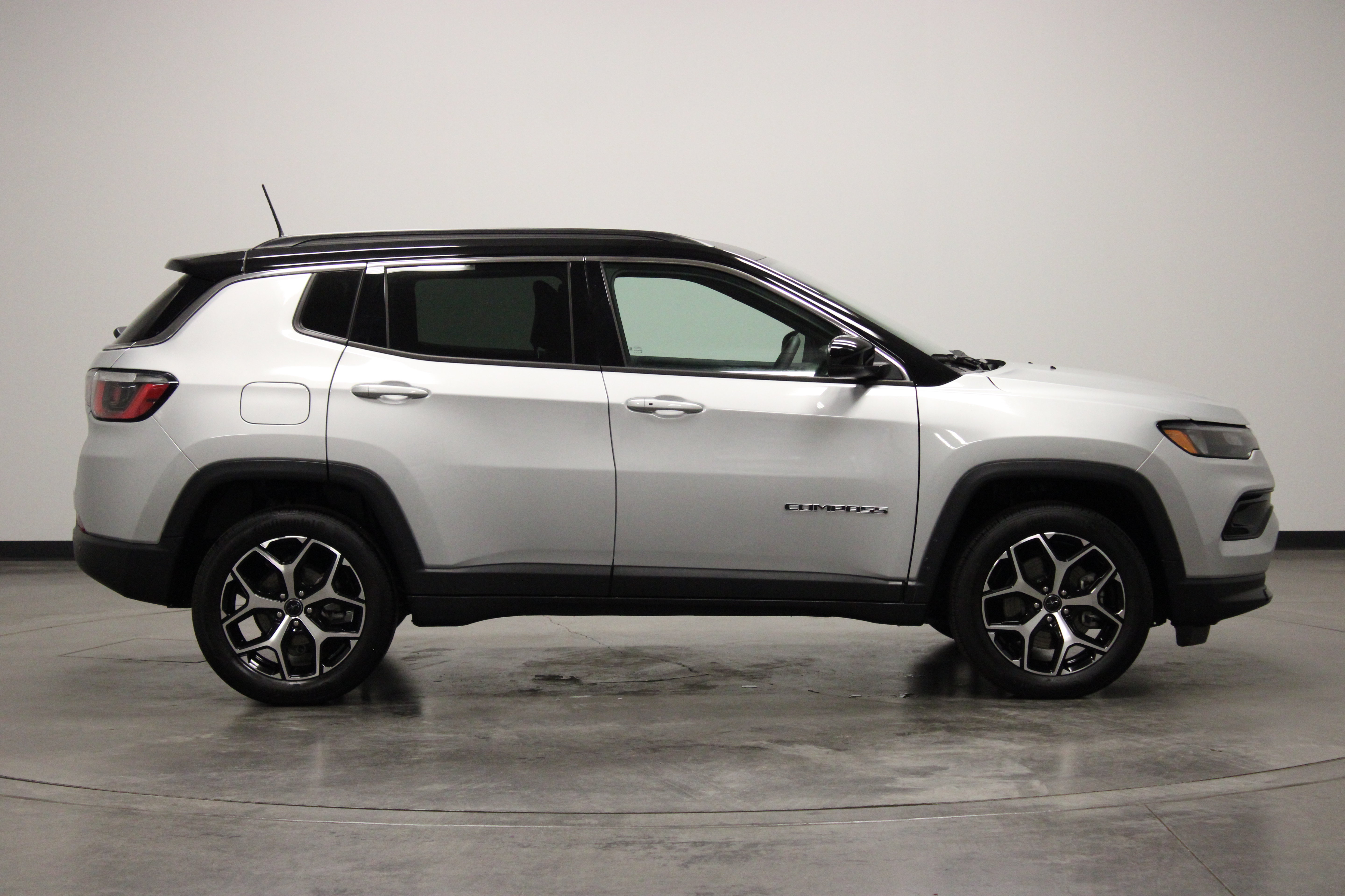 Used 2025 Jeep Compass Limited AWD/4WD image 9