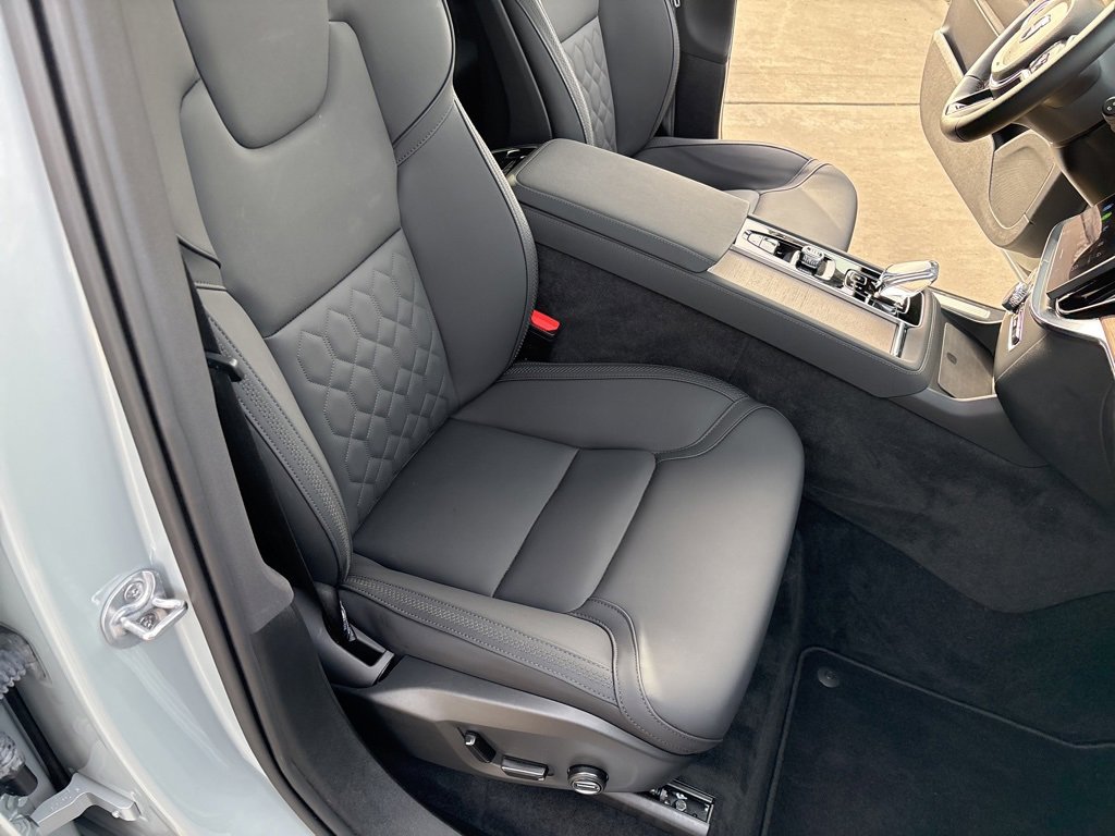 Certified 2025 Volvo XC90 B6 Plus image 41