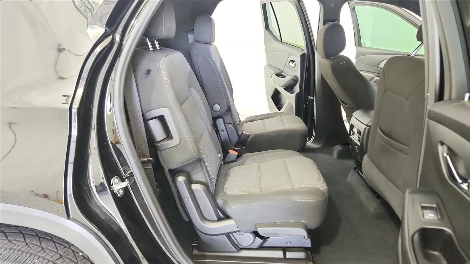 Used 2023 Chevrolet Traverse LT FWD image 39