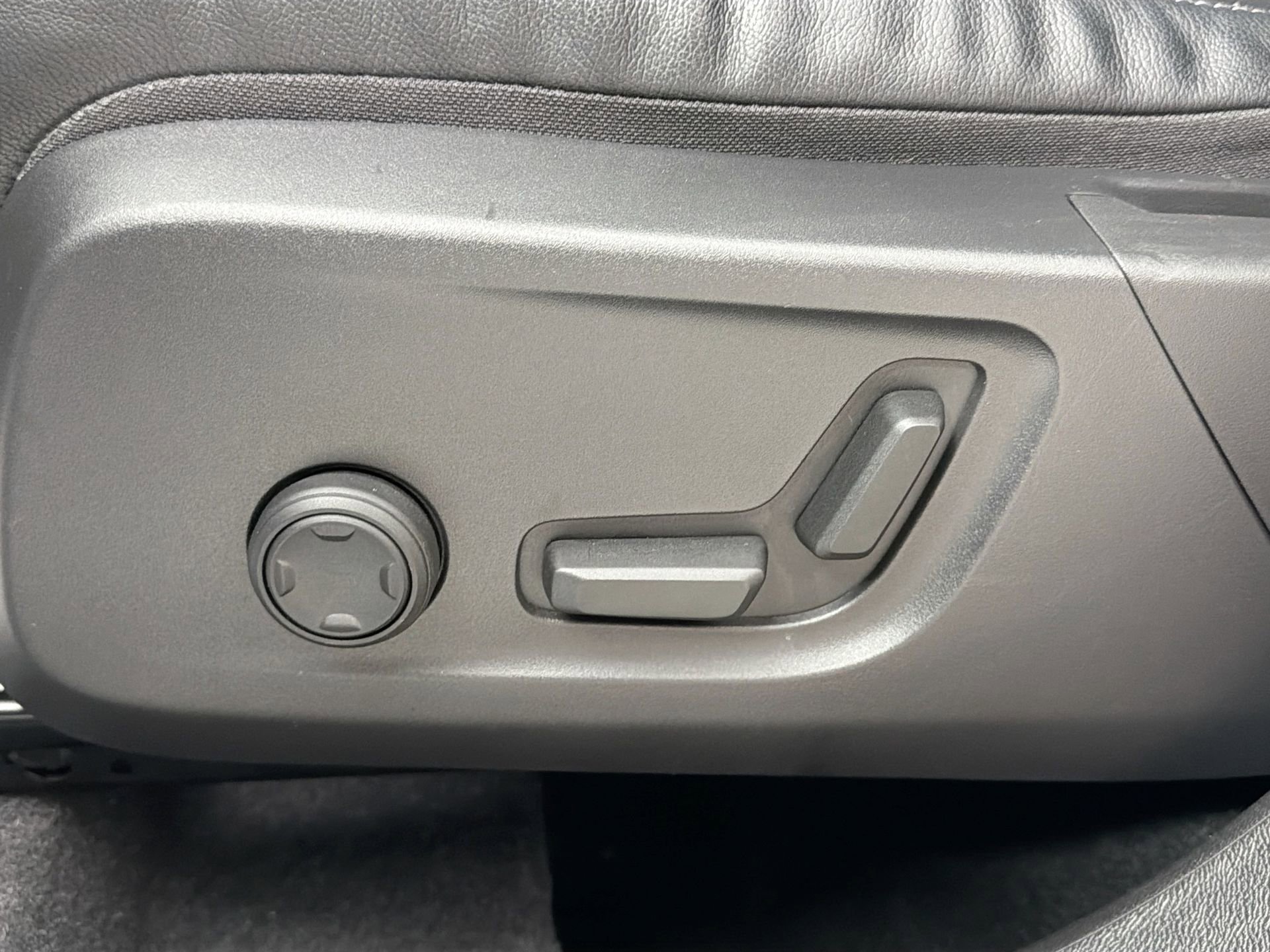 Certified 2023 Volvo XC40 B4 Plus w/ Protection Package Premier image 19