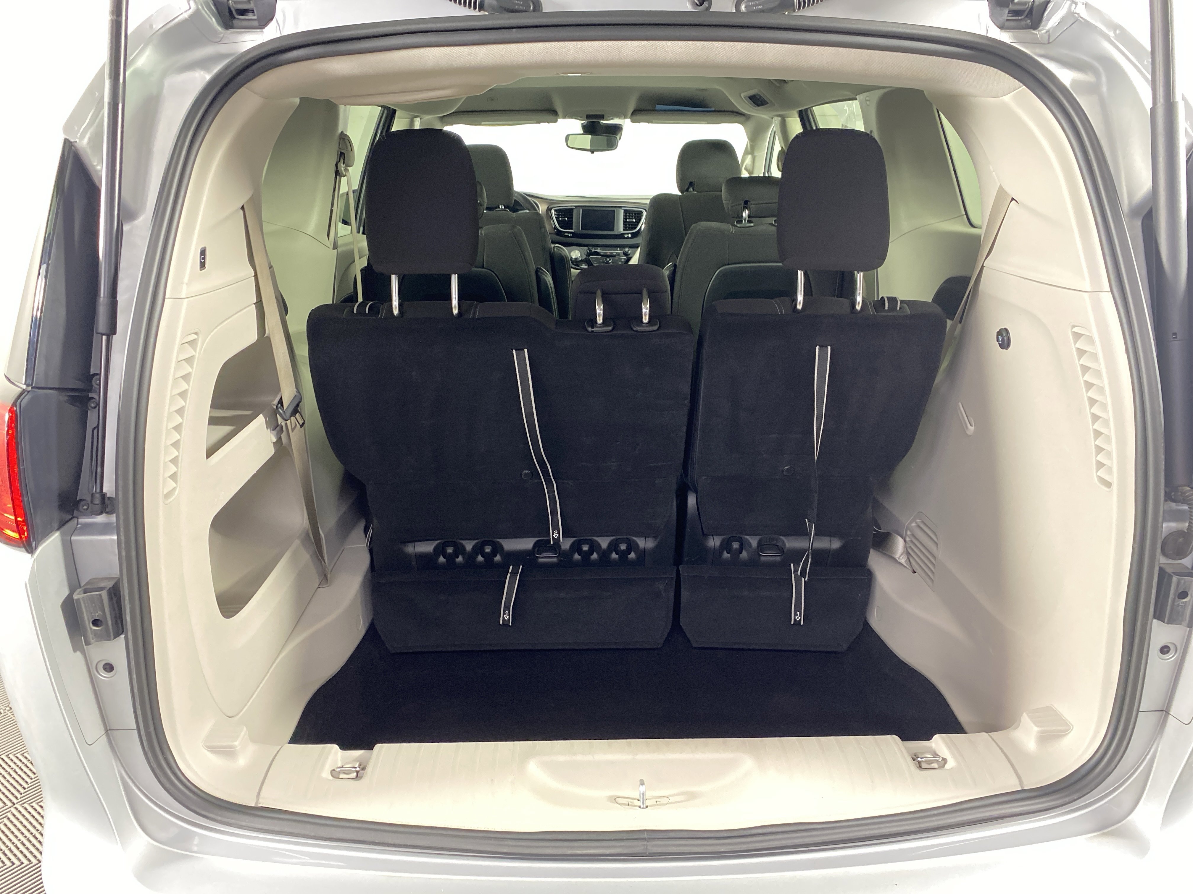 Used 2023 Chrysler Voyager LX image 35