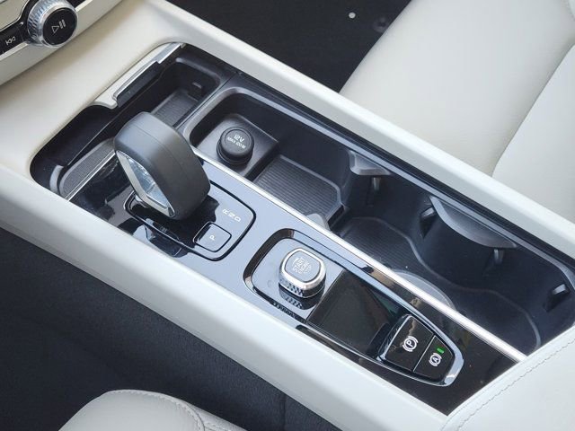 Used 2025 Volvo XC60 B5 Core image 23