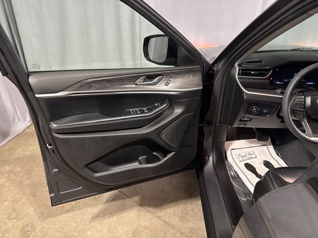 Used 2024 Jeep Grand Cherokee Limited AWD/4WD image 5