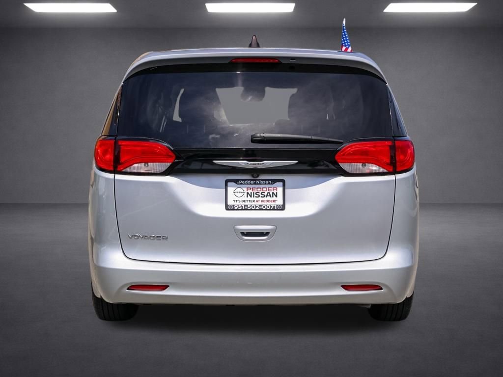 Used 2023 Chrysler Voyager LX image 5