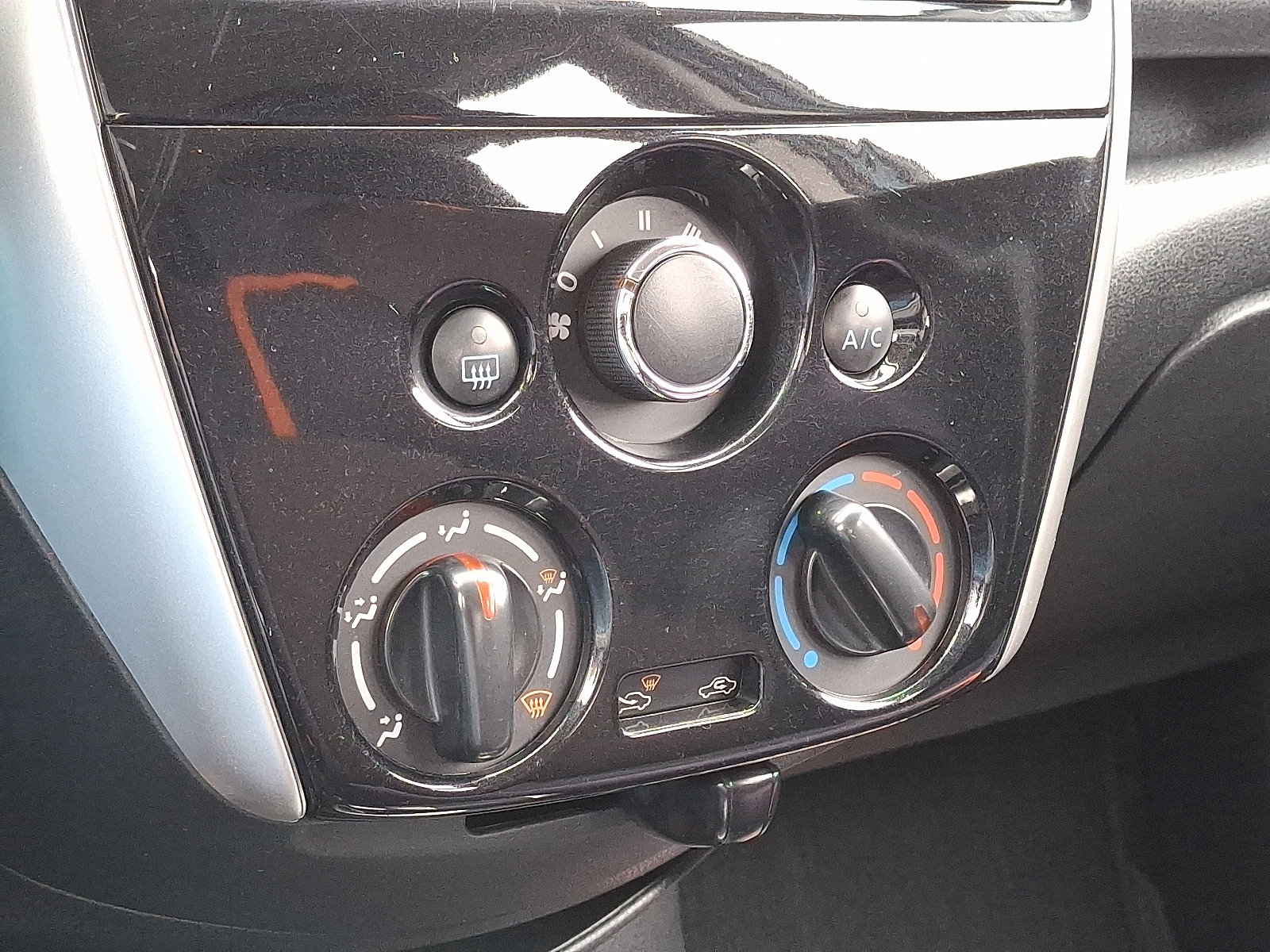 Used 2015 Nissan Versa Note SR w/ SR Tech Package image 17