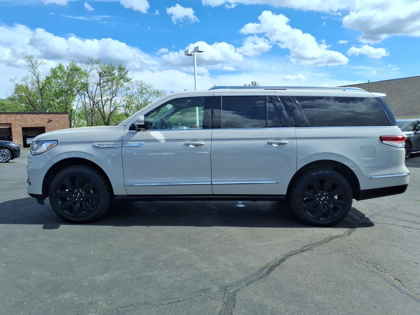 Used 2024 Lincoln Navigator L Reserve AWD/4WD image 4