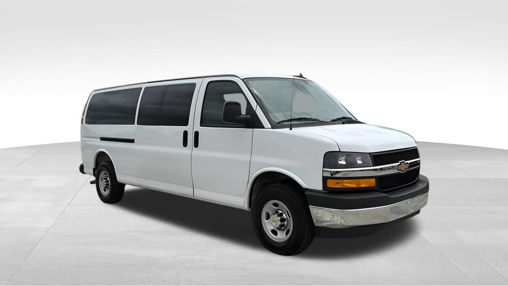 Used 2025 Chevrolet Express 3500 LT w/ LT Preferred Equipment Group RWD image 13