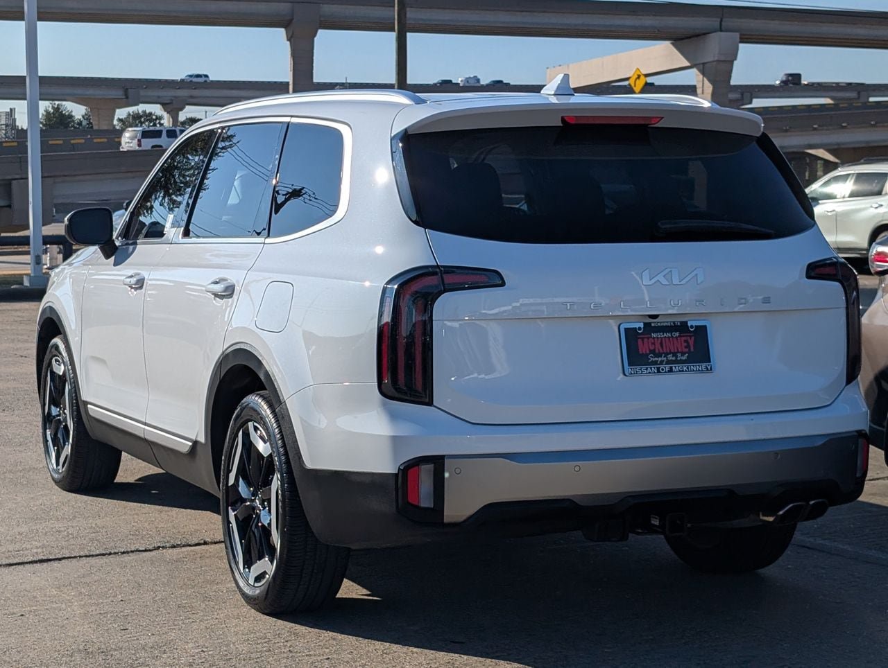 Used 2025 Kia Telluride EX w/ EX Captain's Chair Package FWD image 4