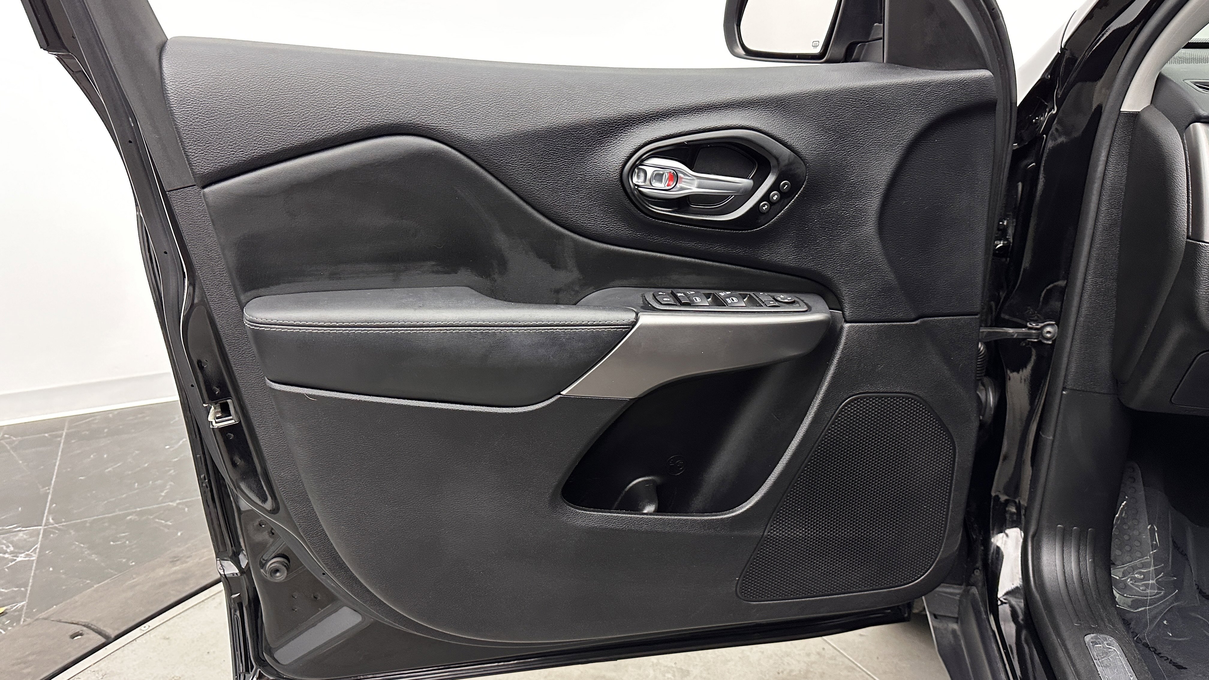 Used 2021 Jeep Cherokee Limited FWD image 10