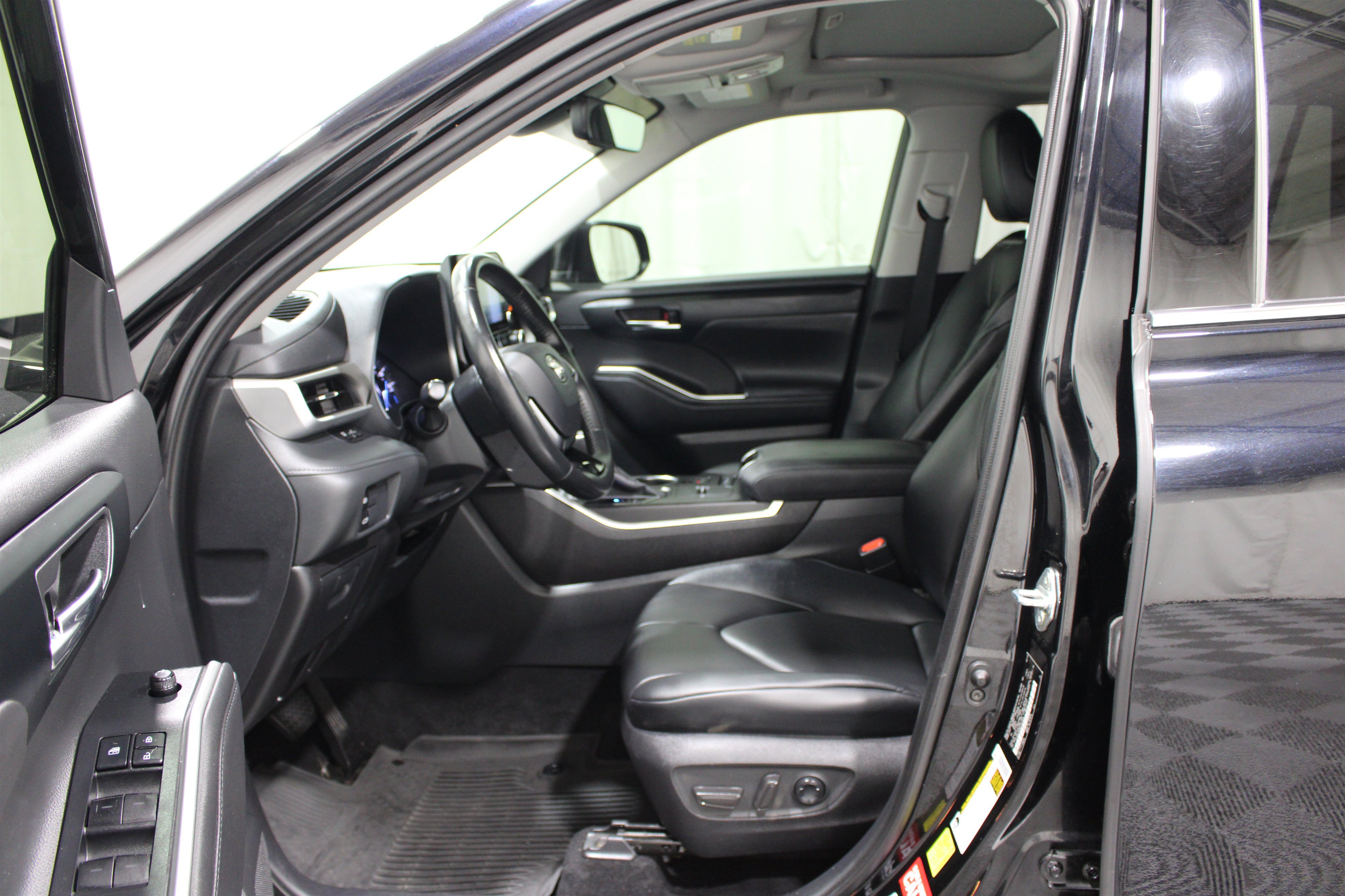 Used 2020 Toyota Highlander XLE AWD/4WD image 3