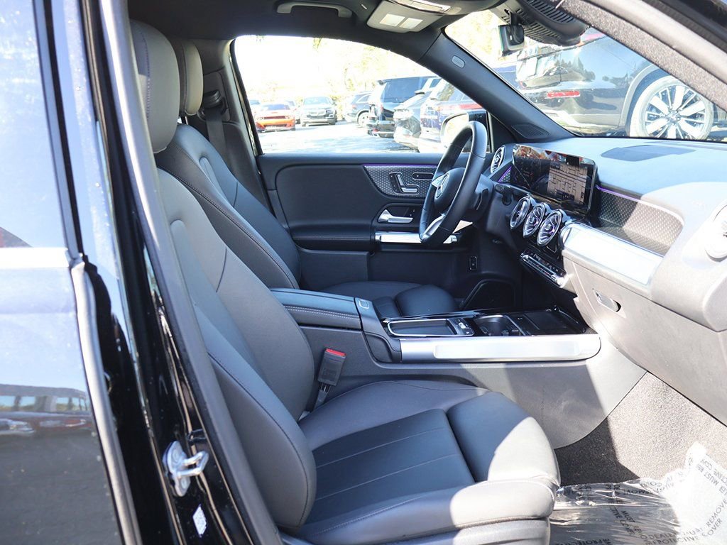 Used 2025 Mercedes-Benz GLB 250 w/ Driver Assistance Package image 29