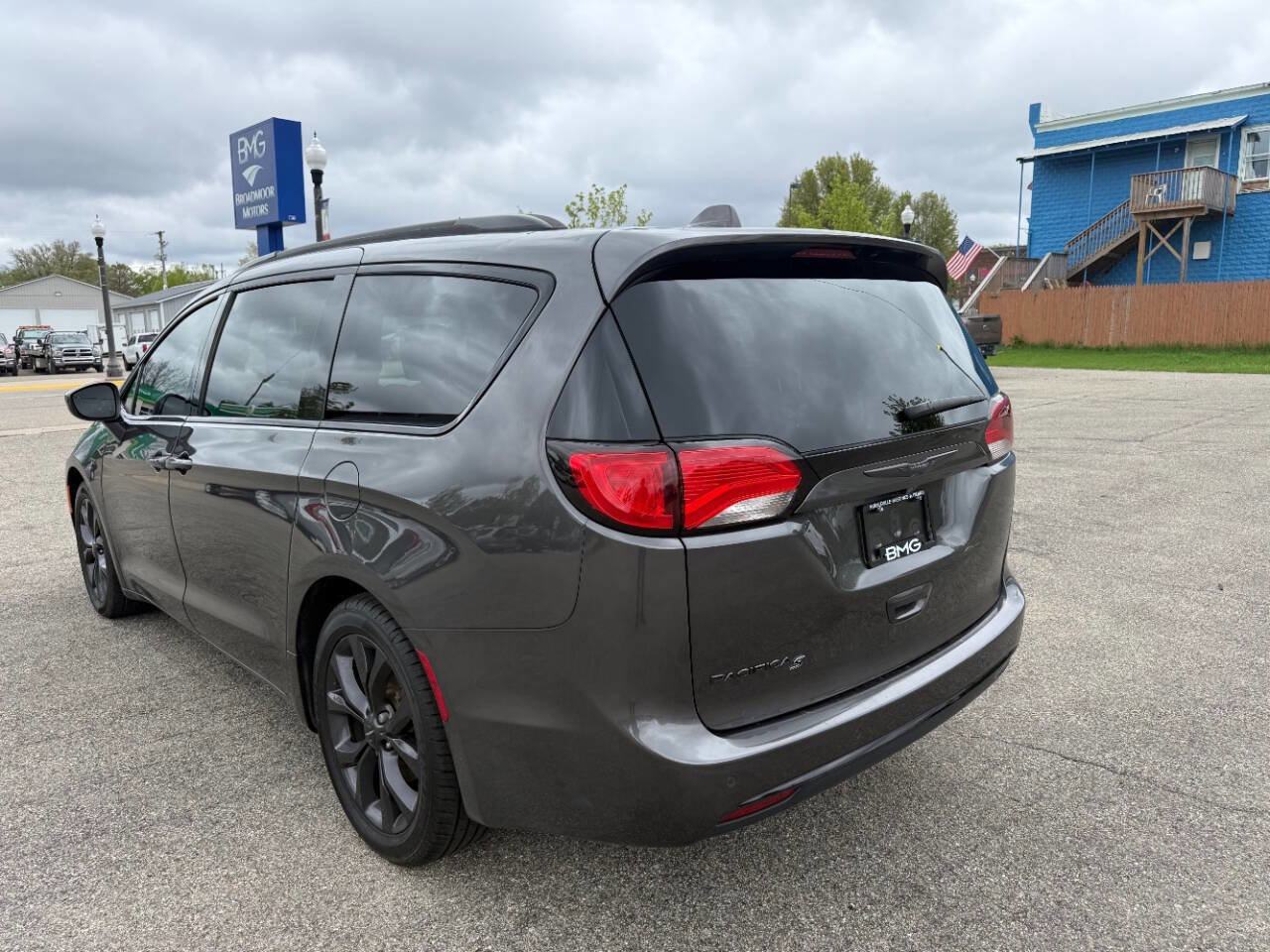 Used 2018 Chrysler Pacifica Touring-L Plus FWD image 3