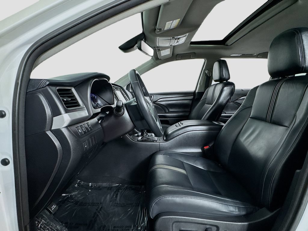 Used 2017 Toyota Highlander SE FWD image 9