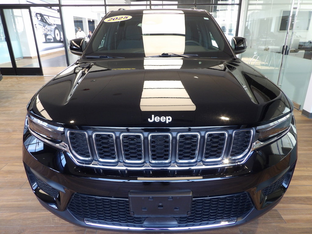 Used 2025 Jeep Grand Cherokee Laredo X w/ Luxury Tech Group I image 2