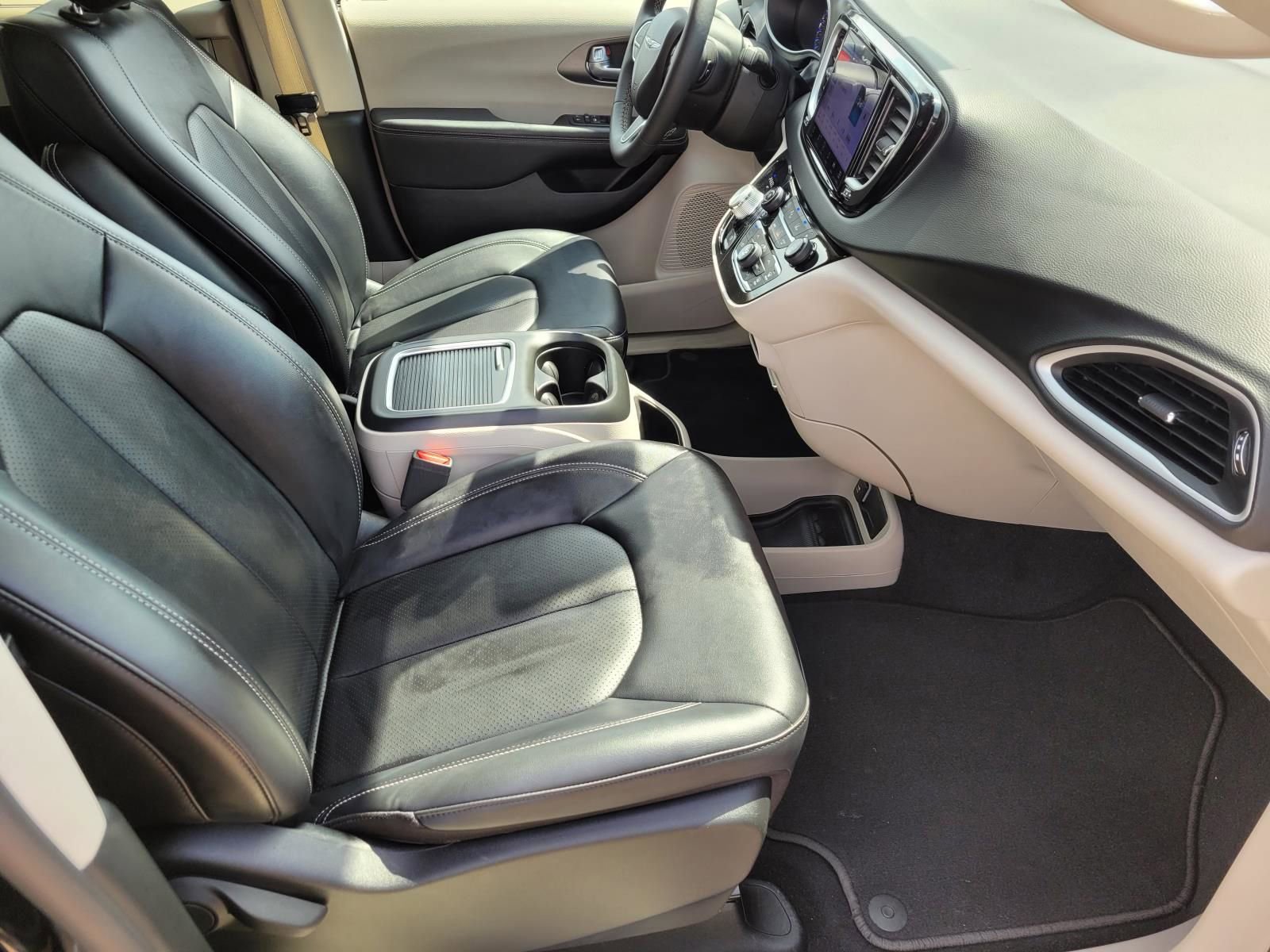 Used 2024 Chrysler Pacifica Touring-L FWD image 10