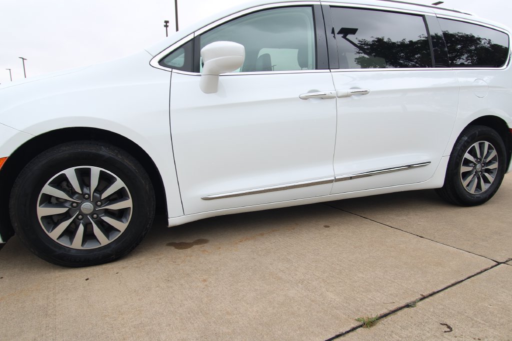 Used 2020 Chrysler Pacifica Touring-L Plus FWD image 11