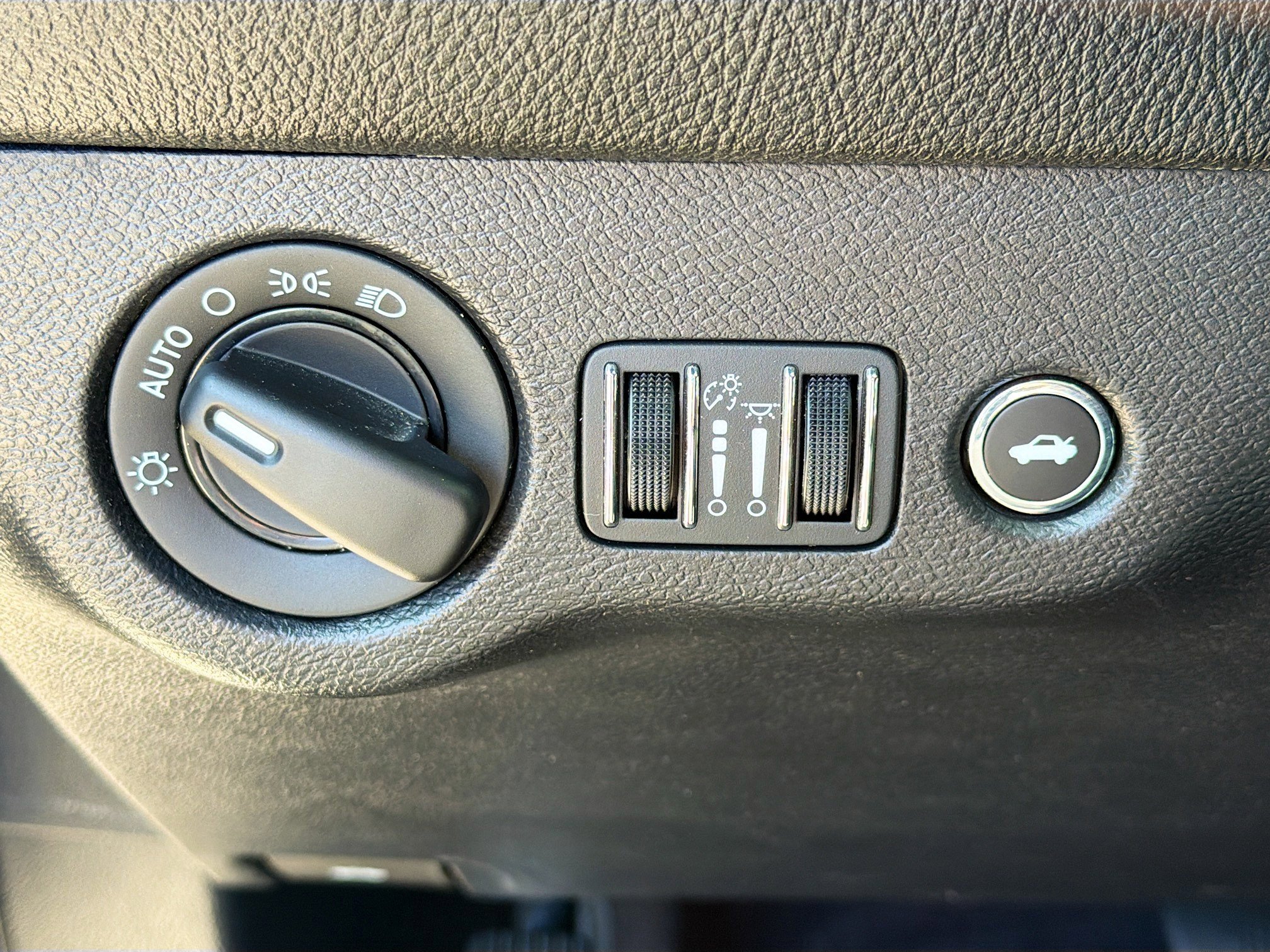 Used 2019 Dodge Challenger SXT image 33