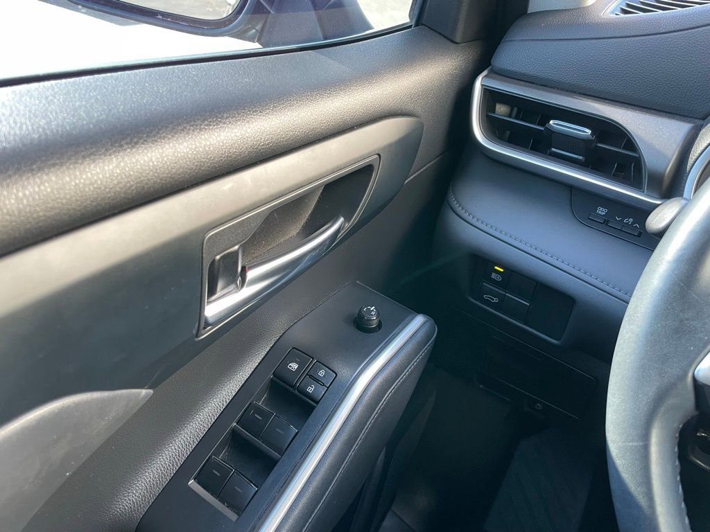 Used 2022 Toyota Highlander XLE image 23