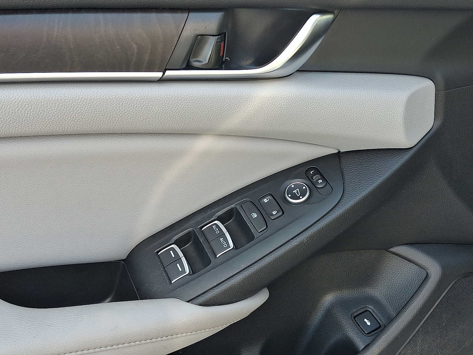 Used 2018 Honda Accord EX image 12