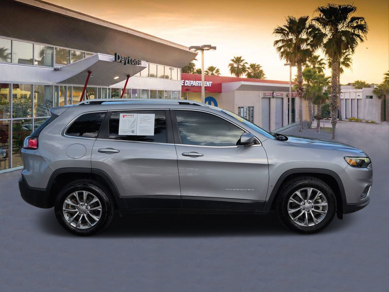 Used 2021 Jeep Cherokee Latitude Lux FWD image 2