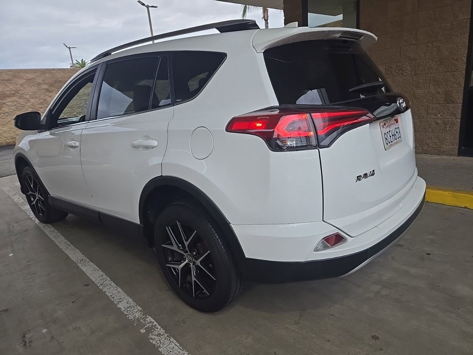 Used 2018 Toyota RAV4 SE image 12