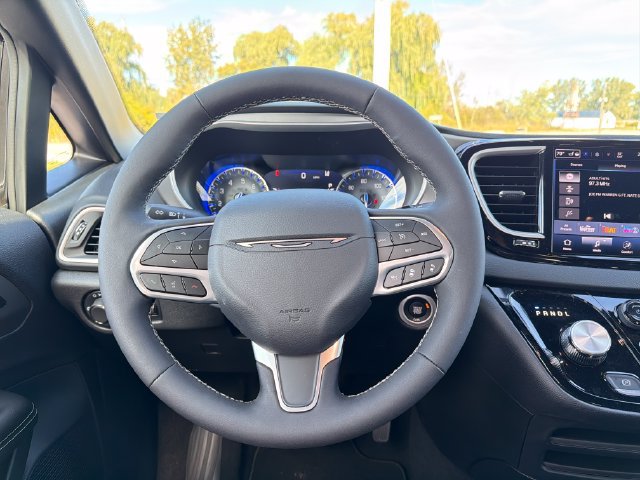 Used 2027 Chrysler Pacifica Select FWD image 18