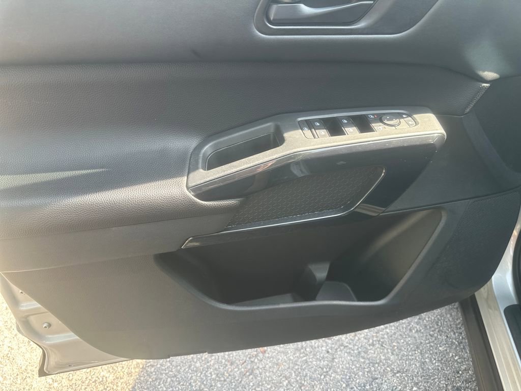 Used 2025 Nissan Pathfinder SV AWD/4WD image 17