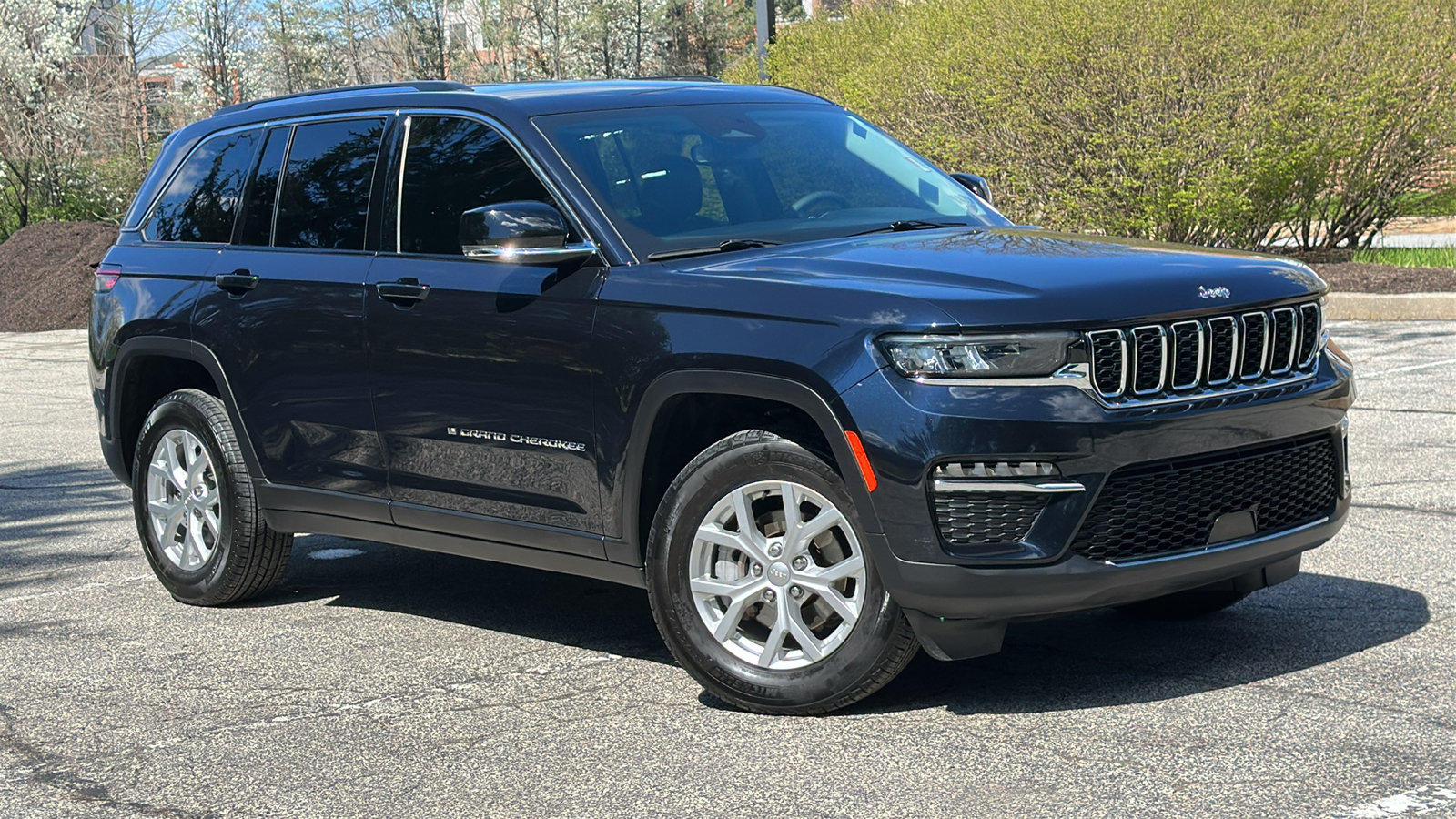 Used 2023 Jeep Grand Cherokee Limited AWD/4WD image 1