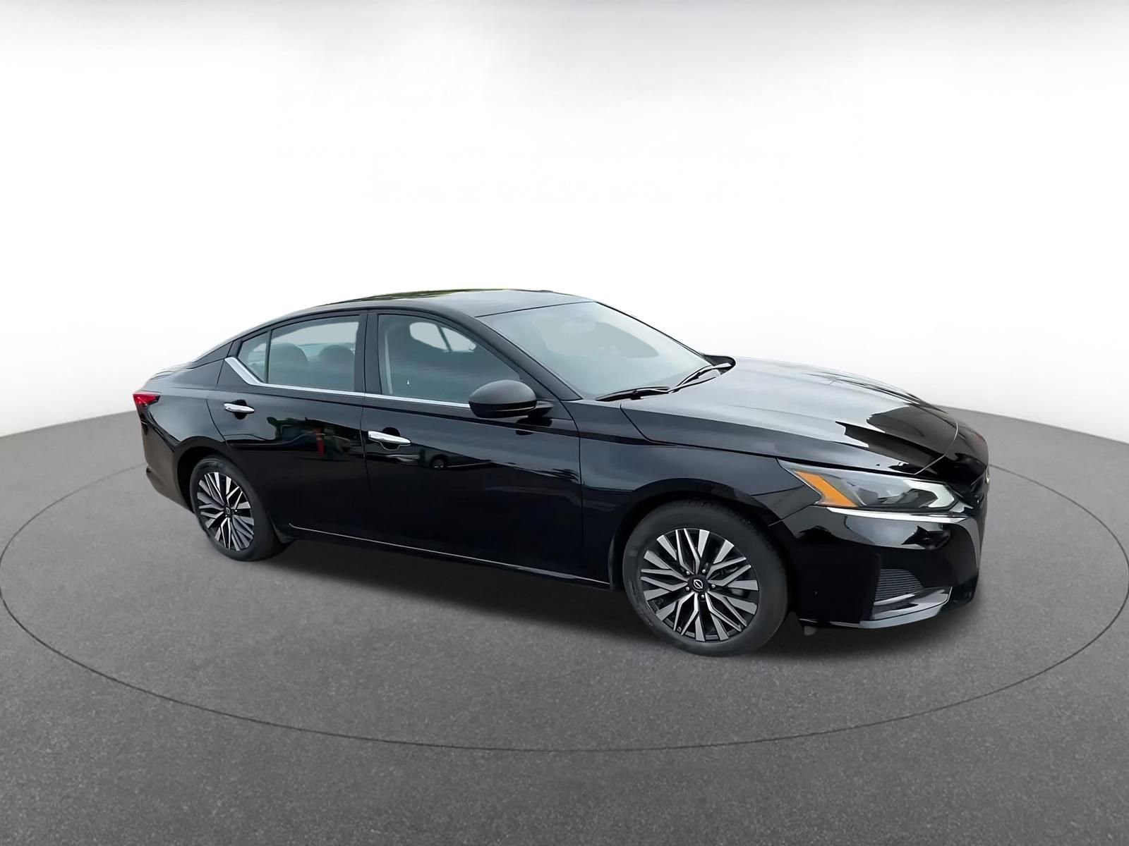 Used 2025 Nissan Altima 2.5 SV image 2