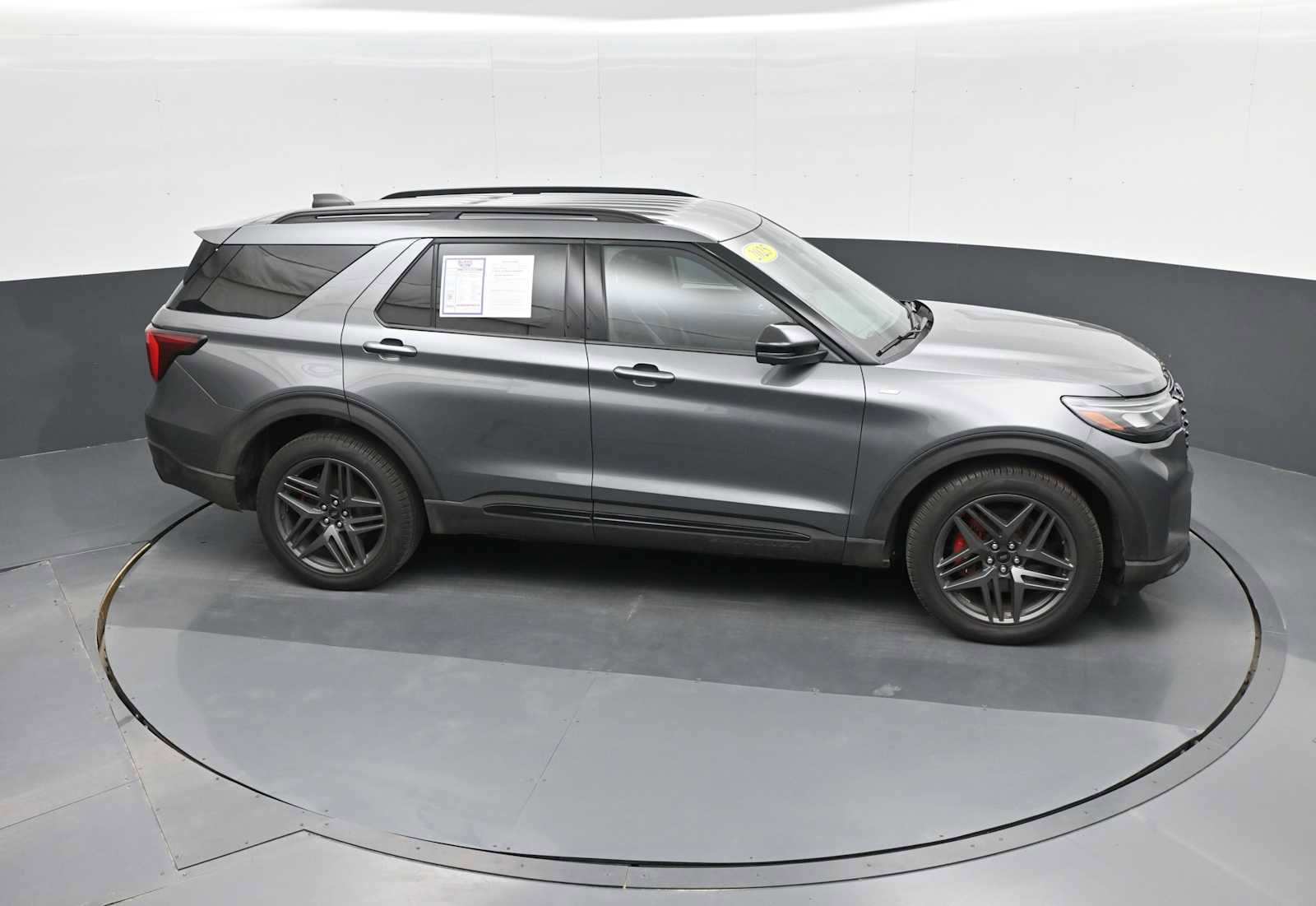 Used 2025 Ford Explorer ST-Line w/ ST-Line Street Pack image 2