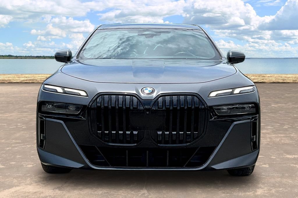 Used 2023 BMW 740i w/ Parking Assistance Package RWD image 2