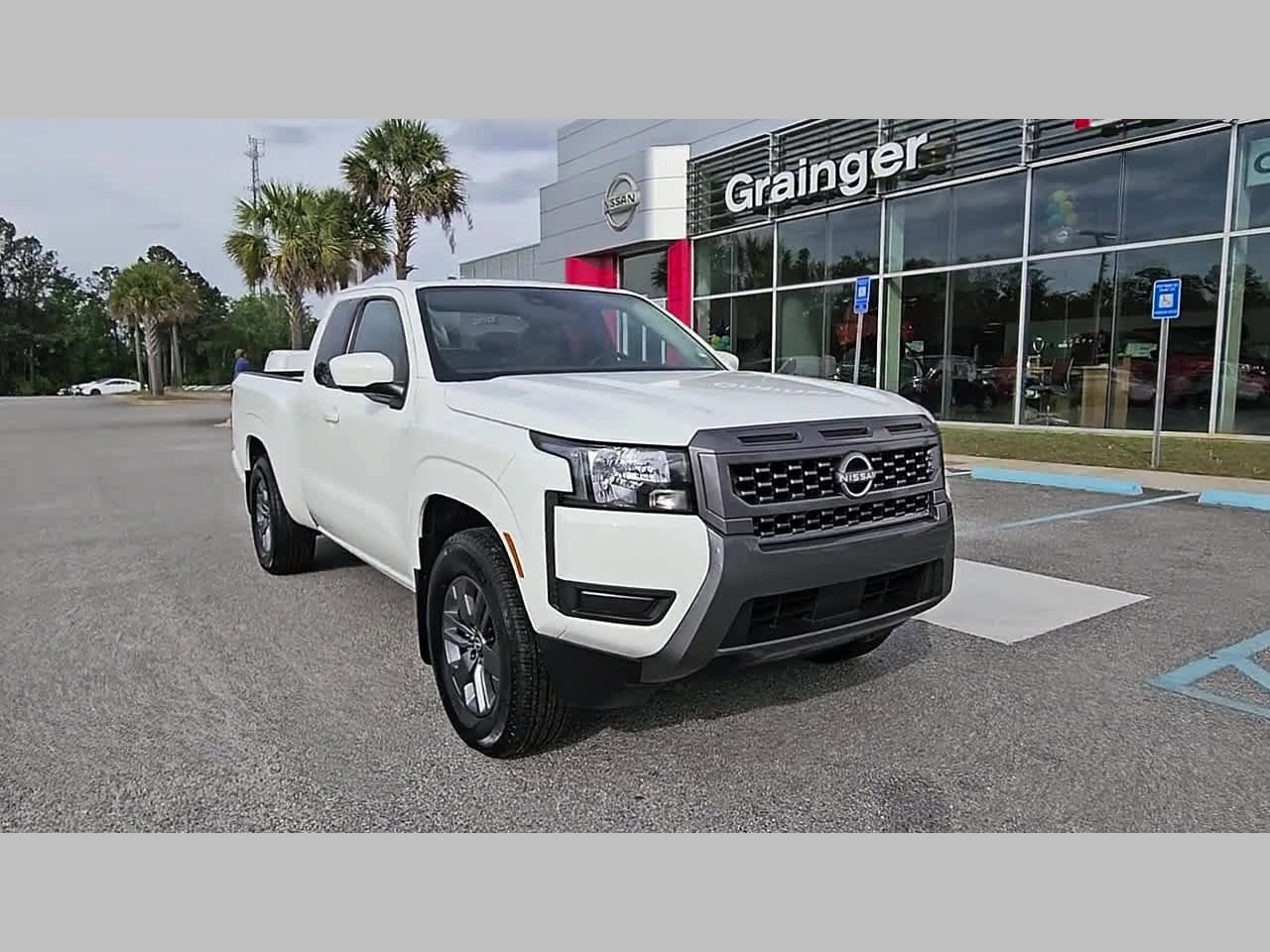Used 2025 Nissan Frontier SV image 18