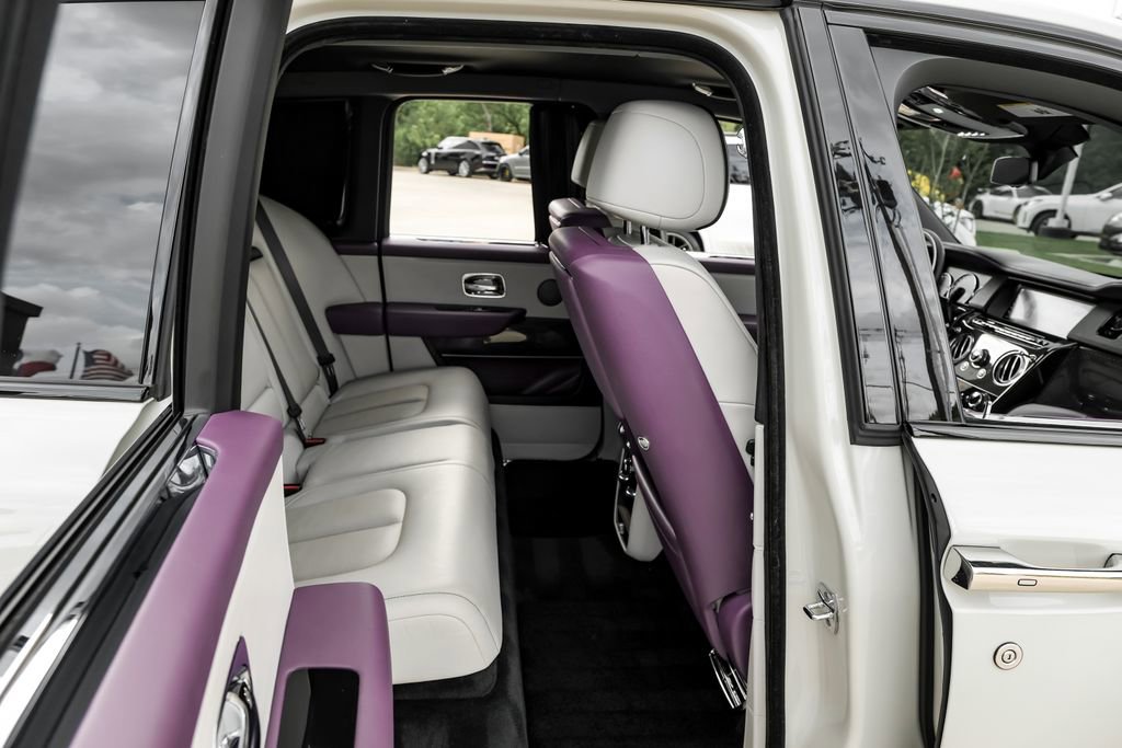 Used 2022 Rolls-Royce Cullinan Black Badge image 36