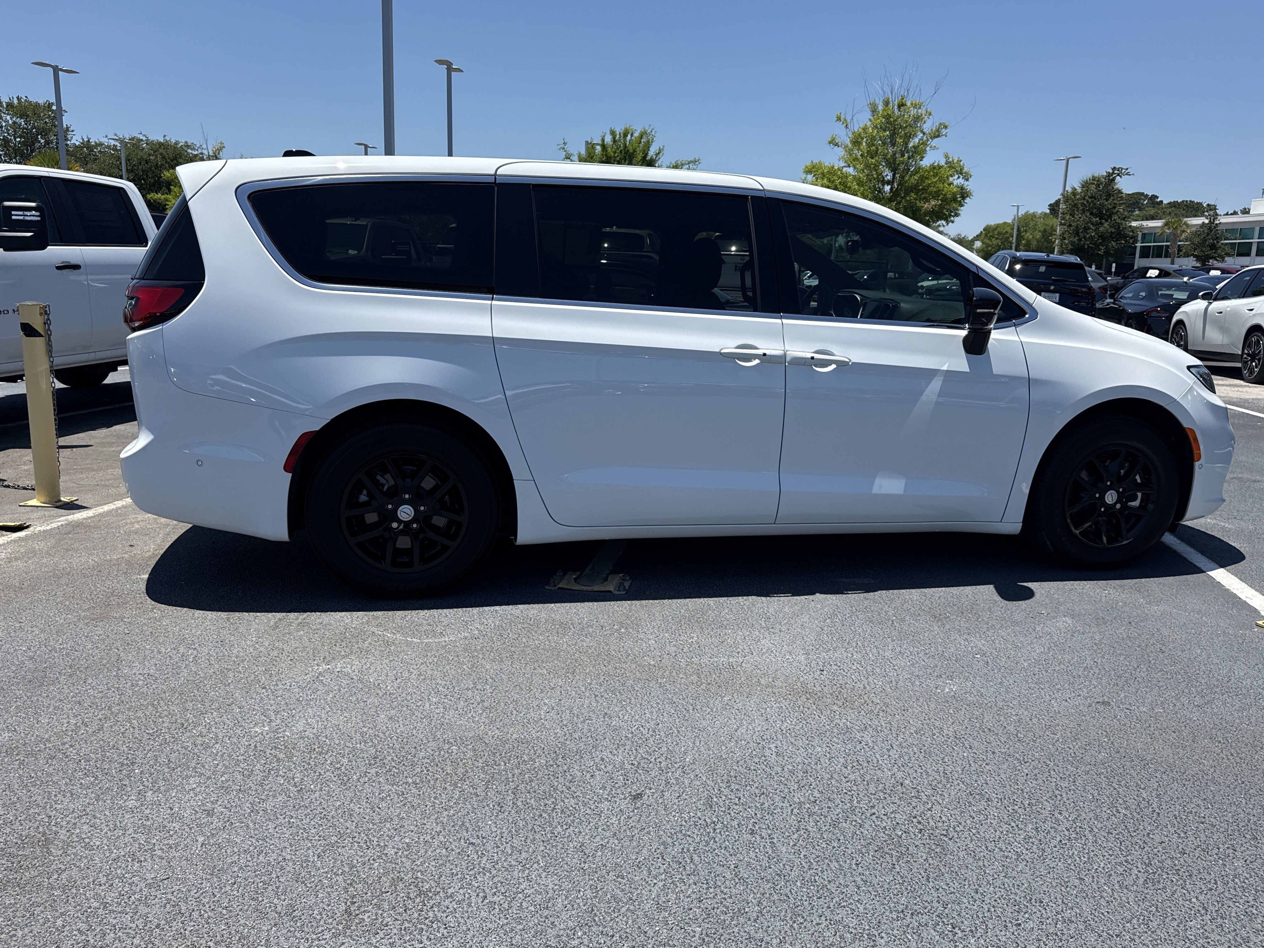 Used 2025 Chrysler Pacifica Select FWD image 10