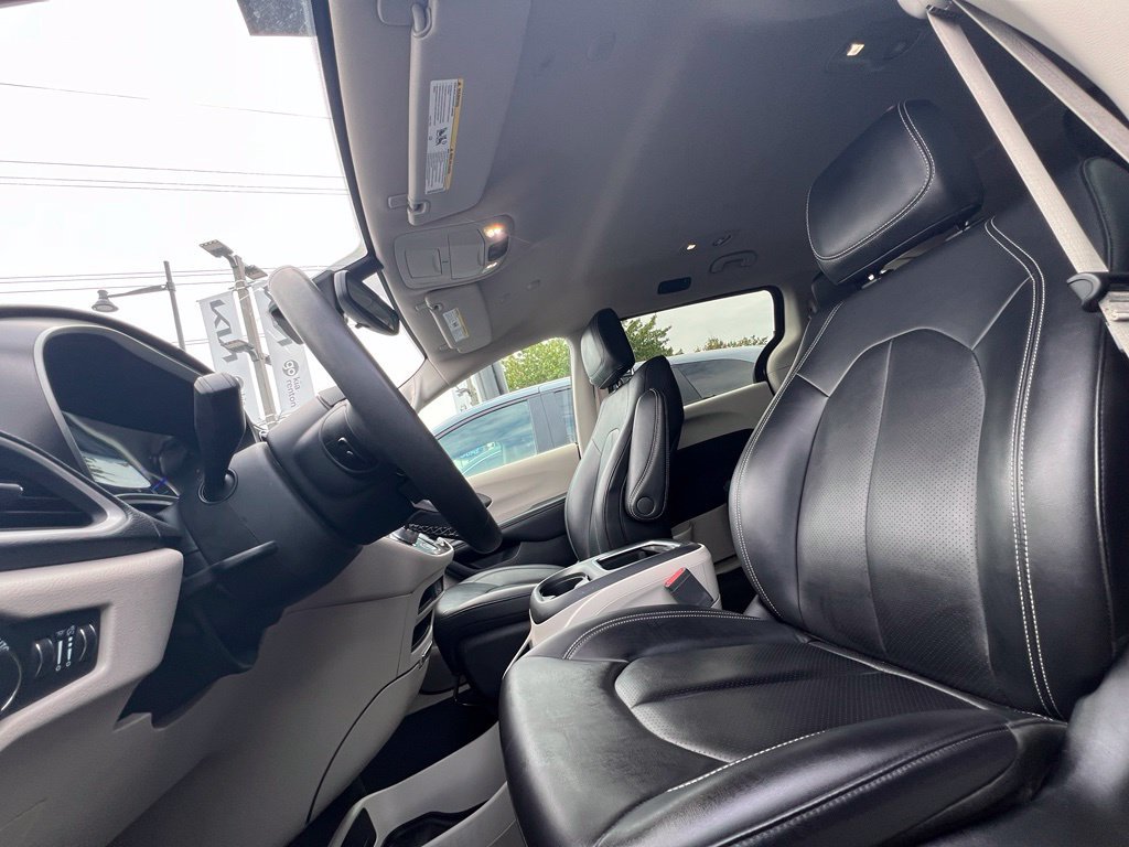 Used 2024 Chrysler Pacifica Limited FWD image 16