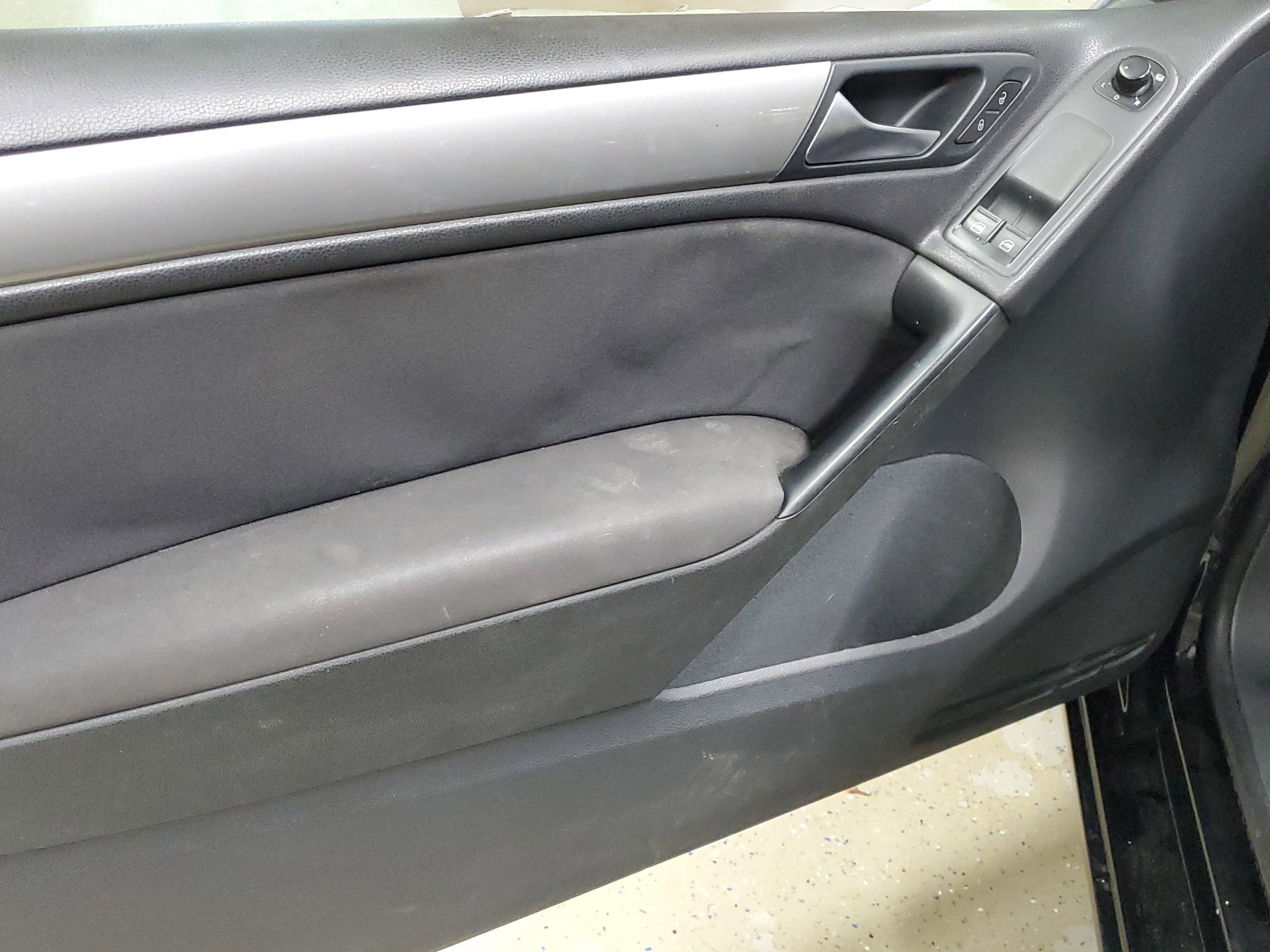 Used 2012 Volkswagen Golf 2-Door FWD image 17