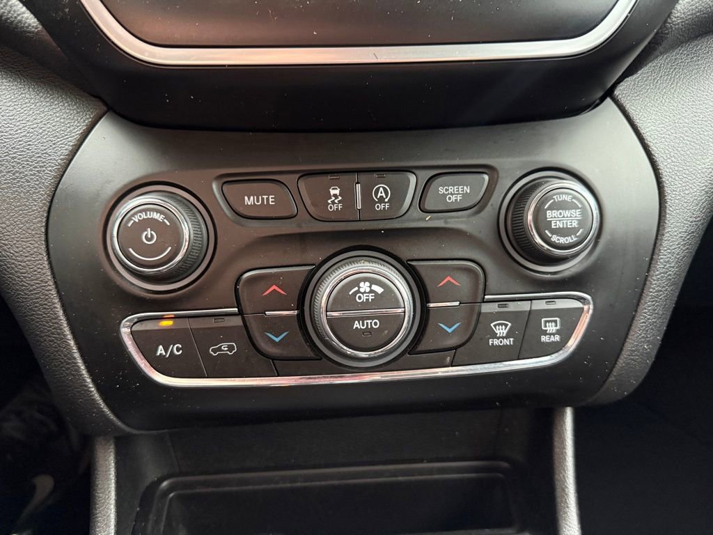 Used 2019 Jeep Cherokee Latitude Plus w/ Comfort/Convenience Group image 29