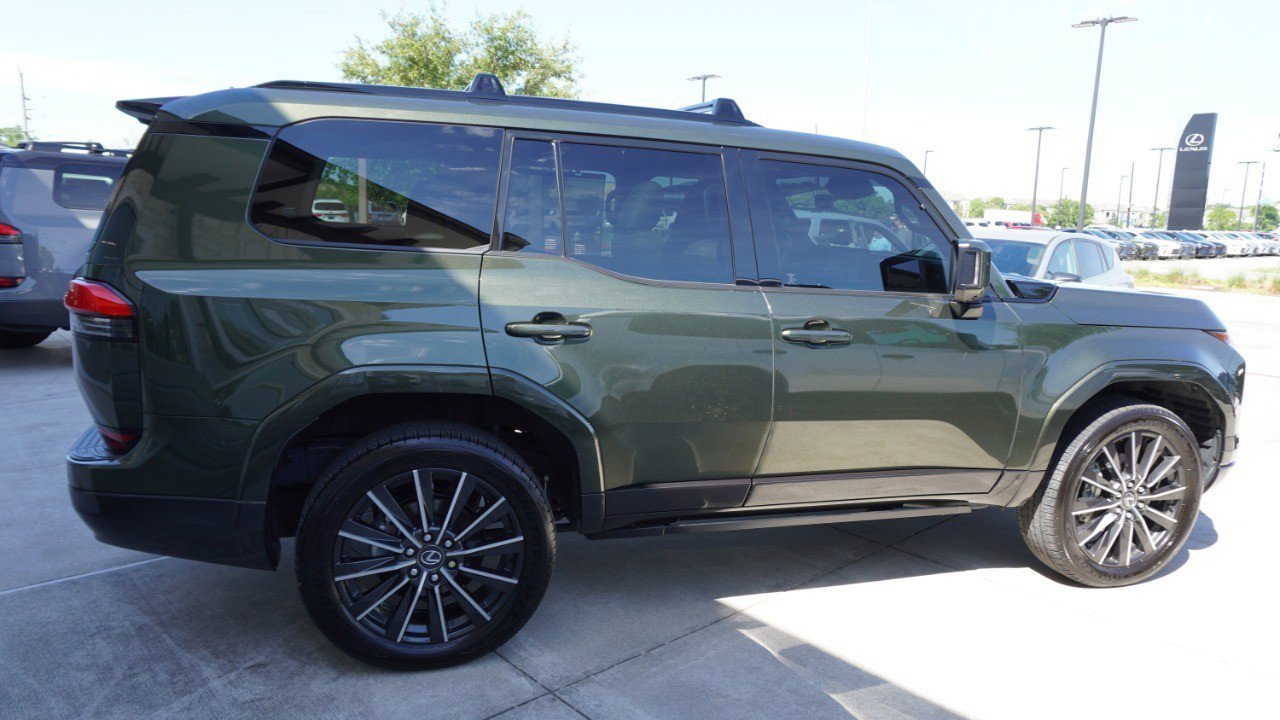 Used 2025 Lexus GX 550 w/ Accessory Package (2T) AWD/4WD image 4