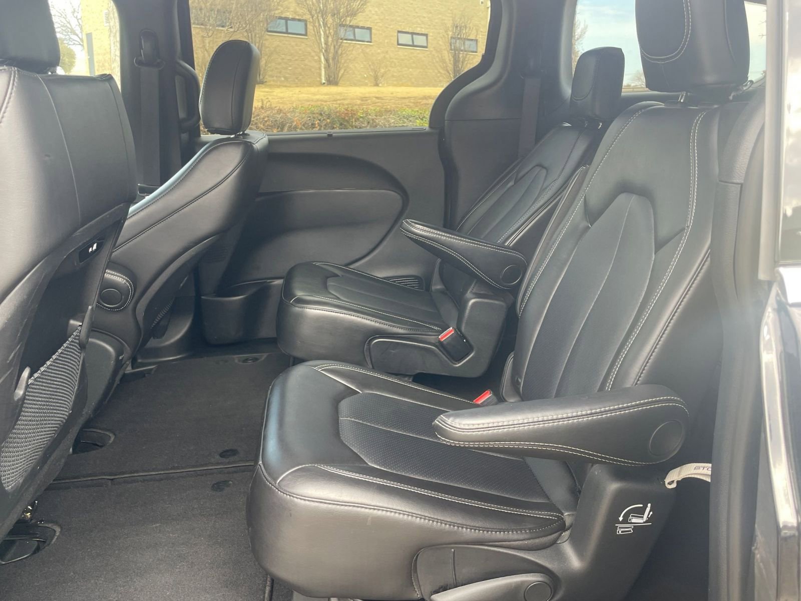 Used 2025 Chrysler Pacifica Select image 29