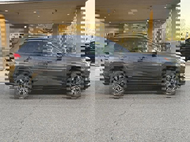 Used 2022 Toyota RAV4 XLE Premium image 2