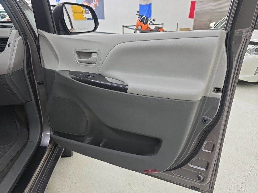 Used 2015 Toyota Sienna L FWD image 12