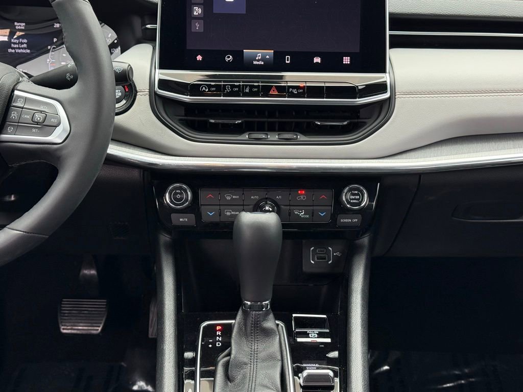 Used 2023 Jeep Compass Limited image 21