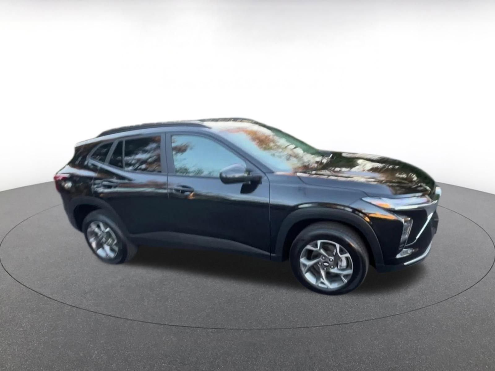 Used 2025 Chevrolet Trax LT image 2