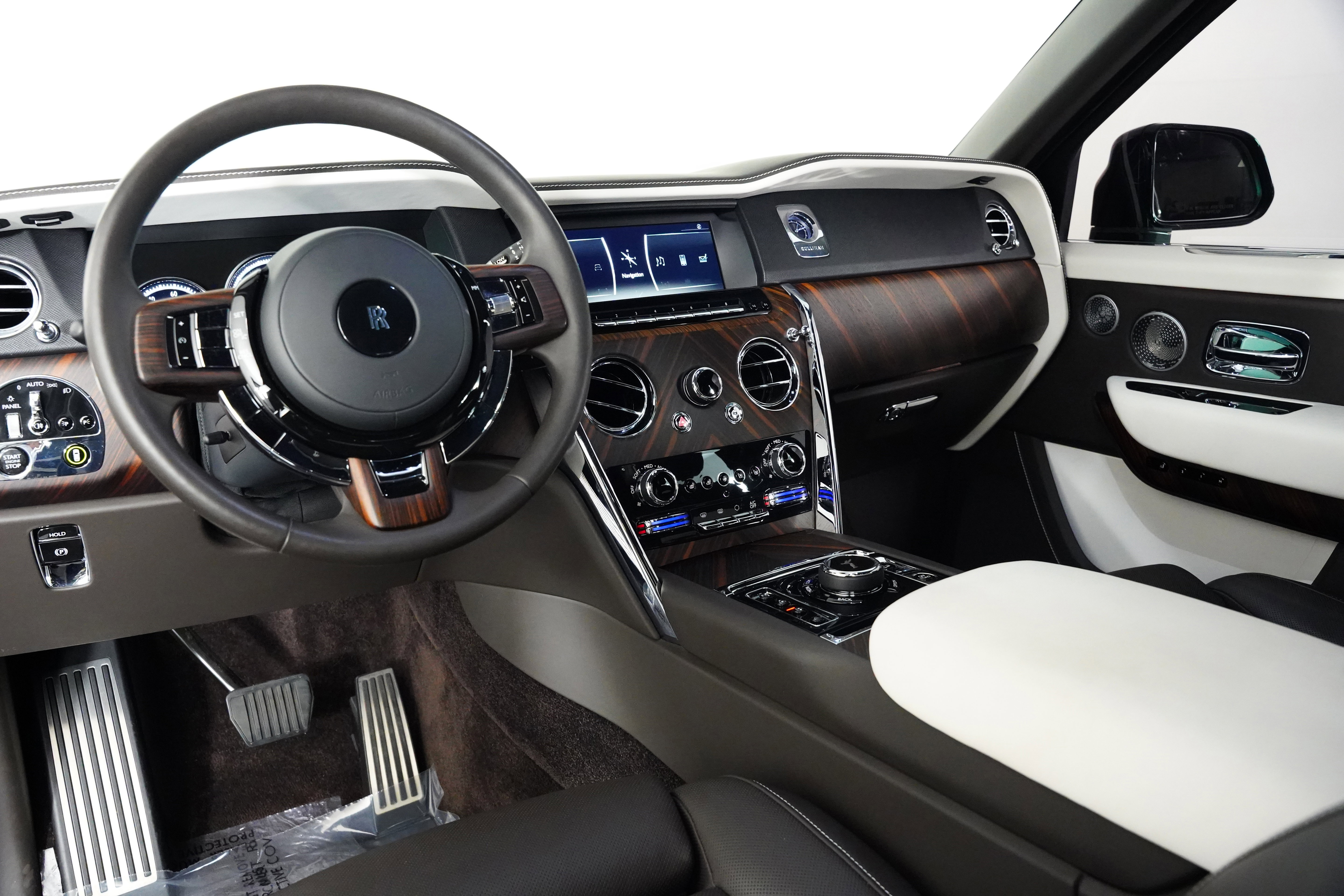 Used 2023 Rolls-Royce Cullinan w/ Cullinan Package image 2