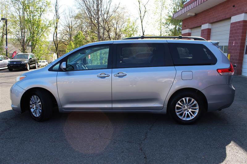 Used 2013 Toyota Sienna XLE w/ Entertainment Pkg FWD image 2