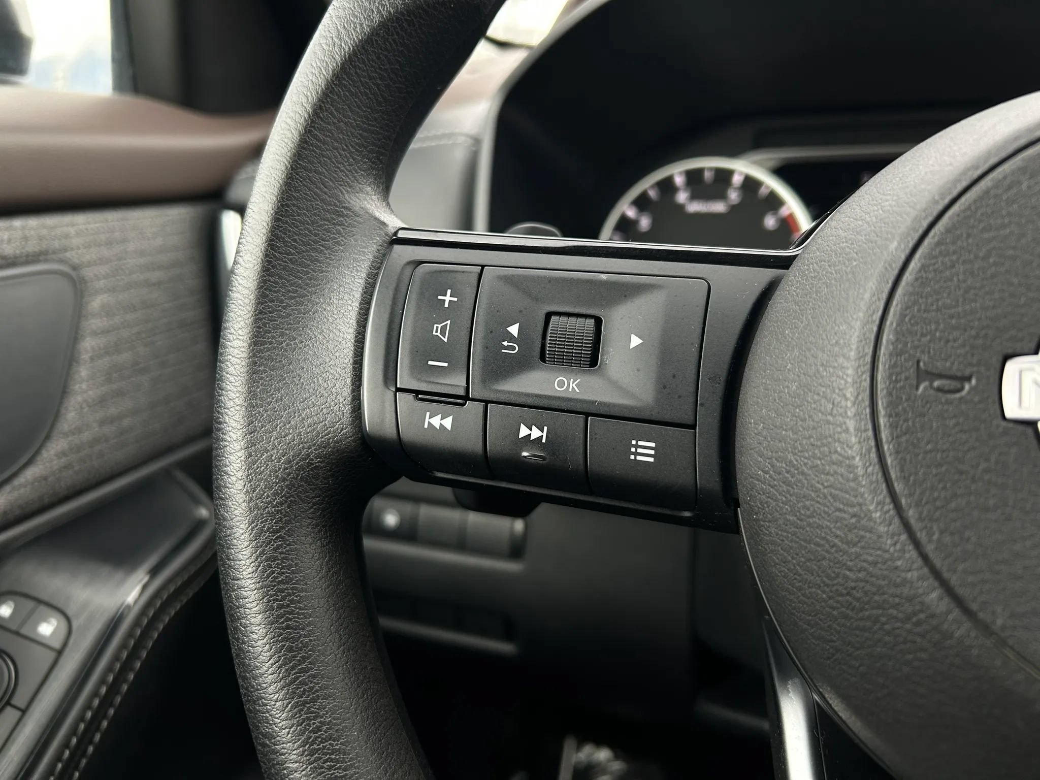 Used 2022 Nissan Rogue SV AWD/4WD image 10