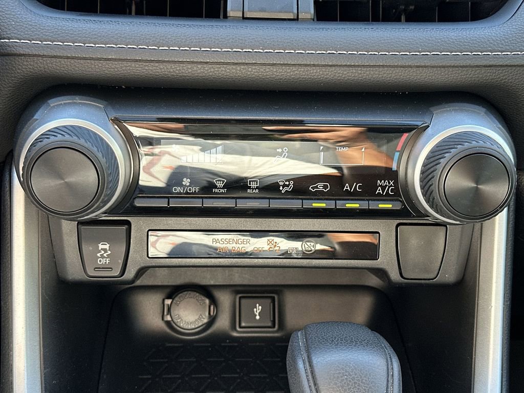 Used 2021 Toyota RAV4 LE image 17