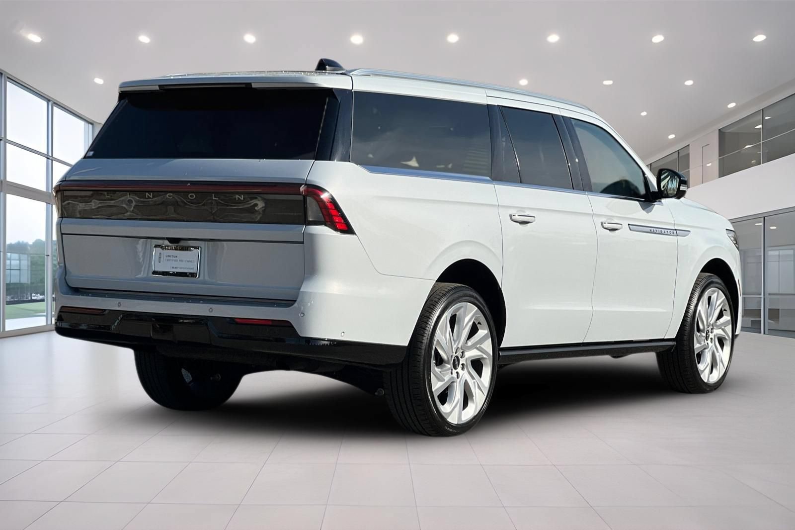 Certified 2025 Lincoln Navigator L Reserve AWD/4WD image 4