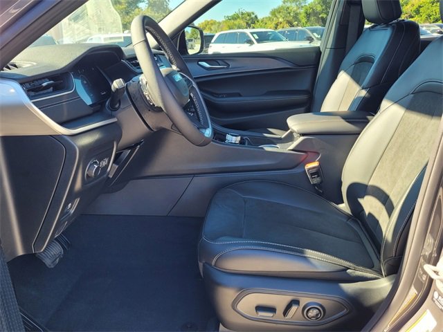 Used 2025 Jeep Grand Cherokee Altitude image 10